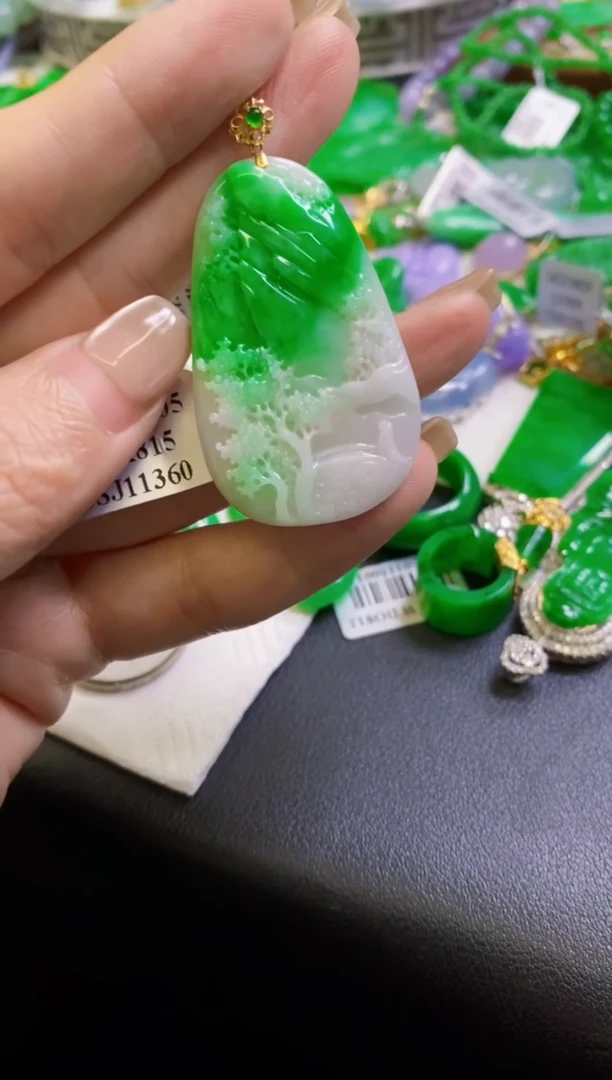 【闪购商品】翡翠颈饰18K金镶嵌吊坠