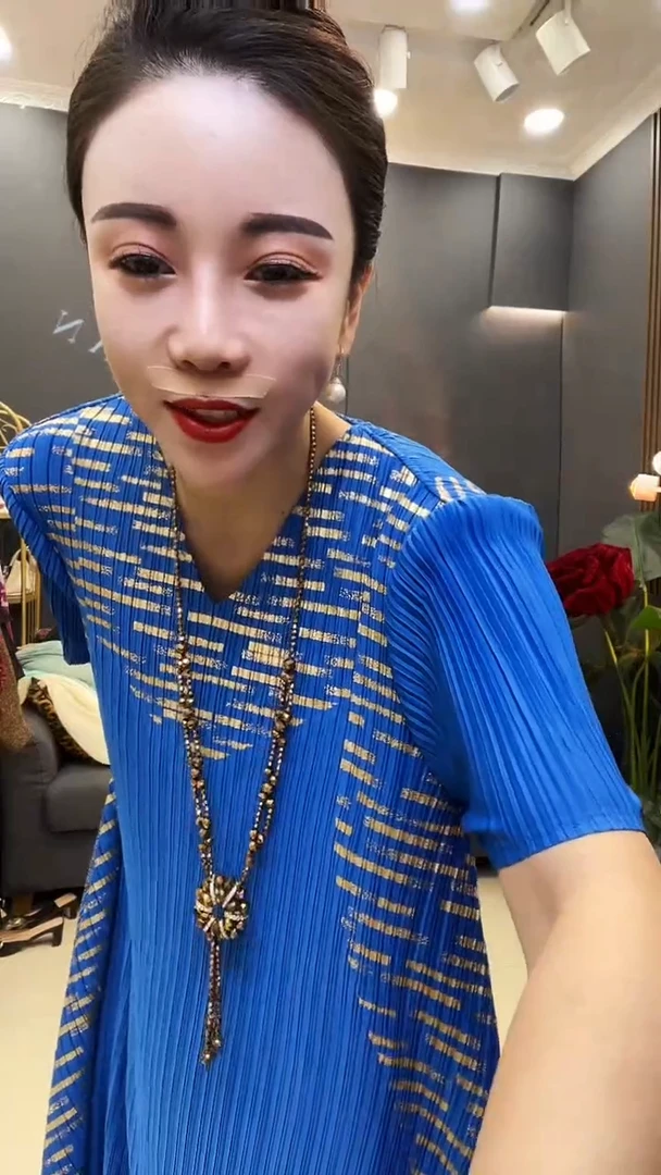 聚酯纤维（涤纶）蓝色 烫金裙