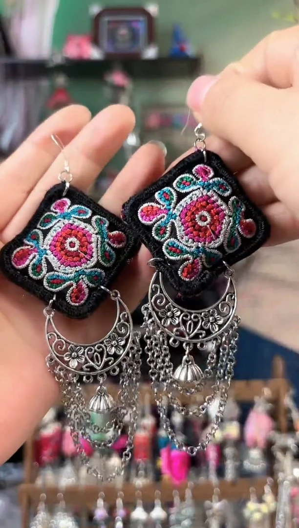 彩云南阁非遗老绣饰品652