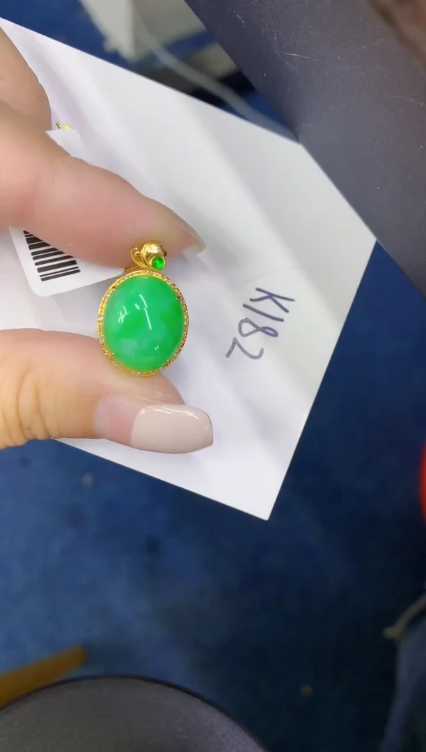 颈饰18K金镶嵌翡翠缅甸天然翡翠A货