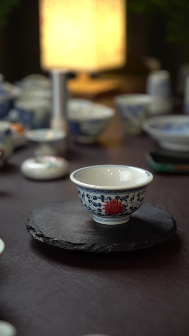 景德镇全手工手绘青花釉里红缠枝莲压手杯（微瑕）