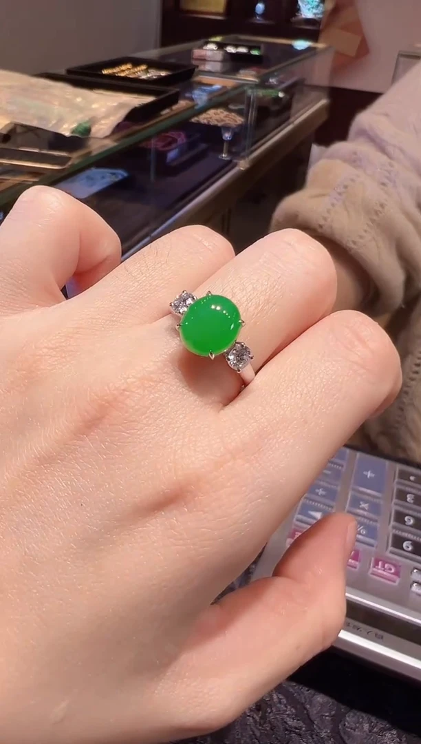 18K金镶嵌戒指翡翠高冰甜阳绿蛋面就戒指