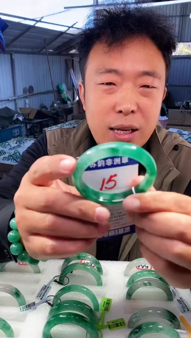 未镶嵌手镯石英质玉（非洲翠）53