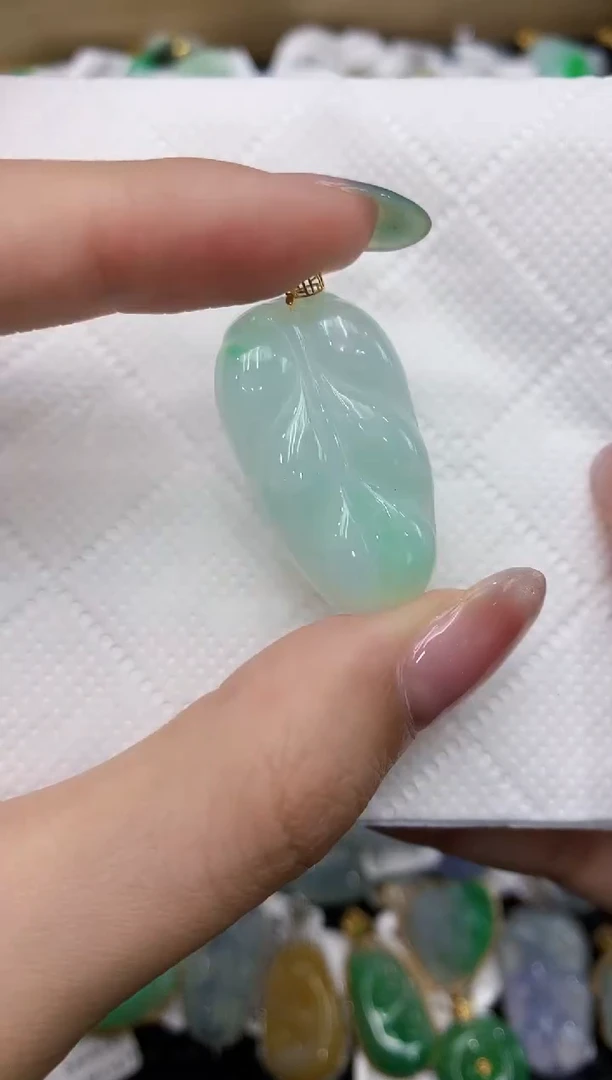 翡翠18K金镶嵌颈饰111111111111