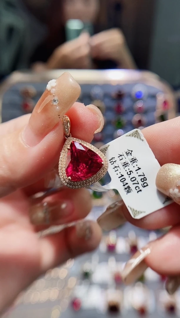 18K金镶嵌颈饰碧玺5.07.