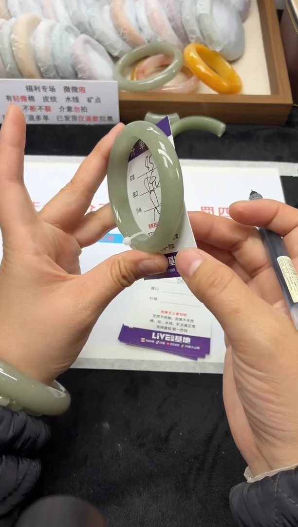 未镶嵌手镯石英质玉85