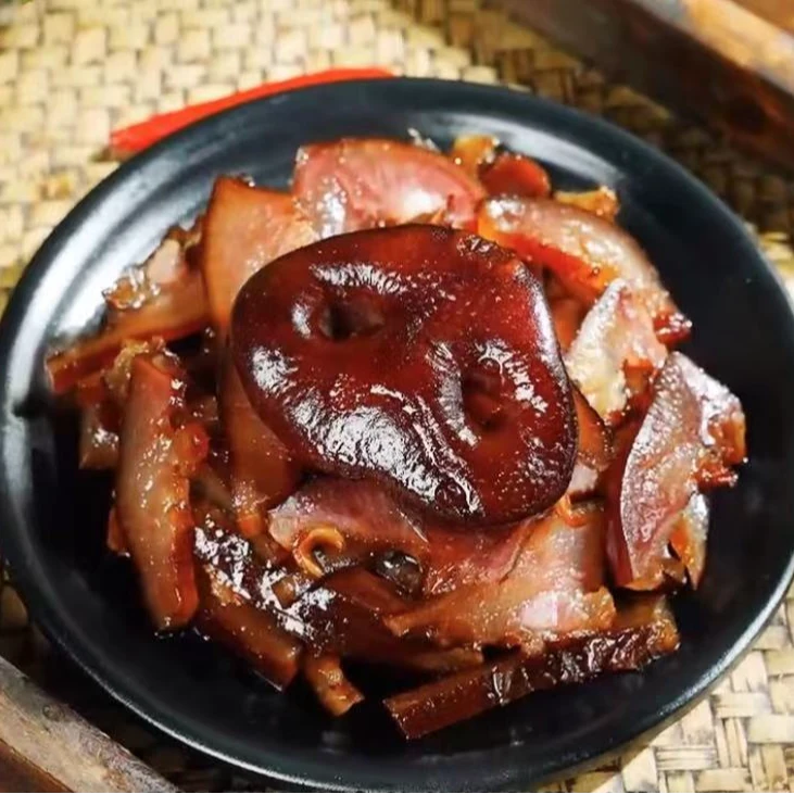 湖南腊猪脸柴火米糠烟熏腊猪脸农家猪拱嘴美味下酒菜