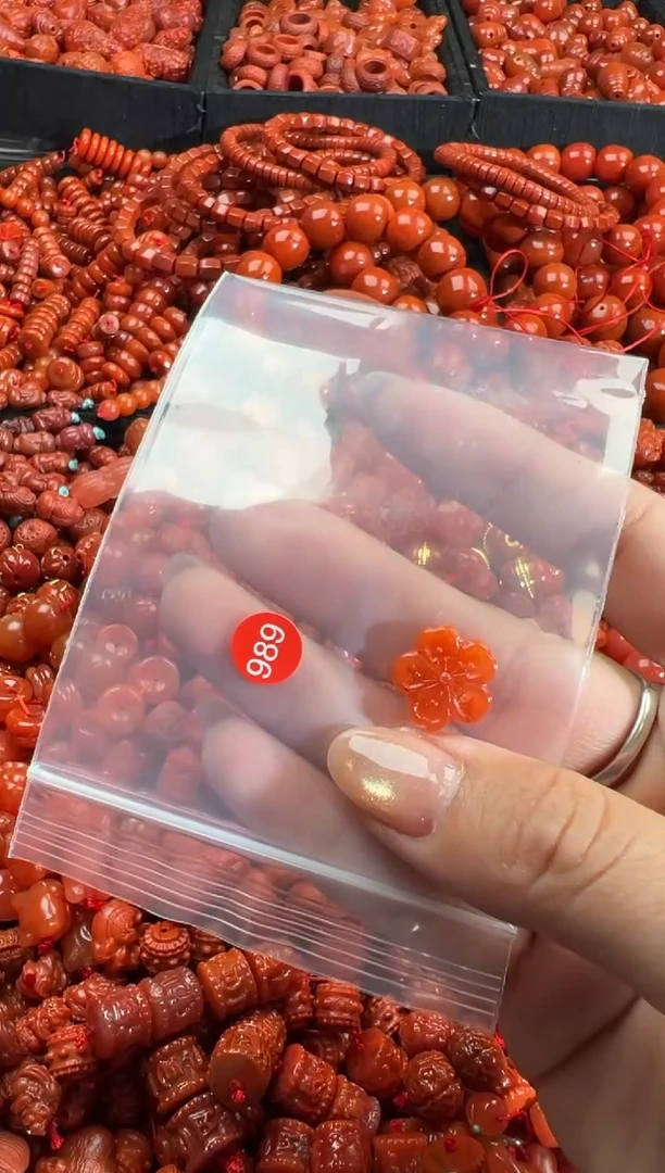 南红玛瑙未镶嵌颈饰1