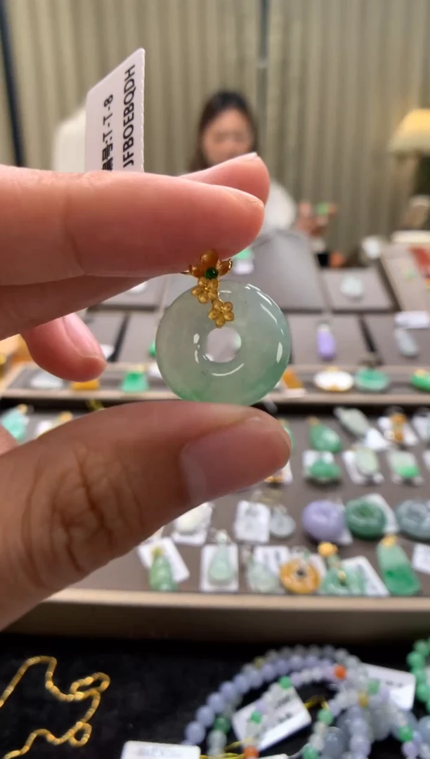 翡翠18K金镶嵌颈饰甜甜圈