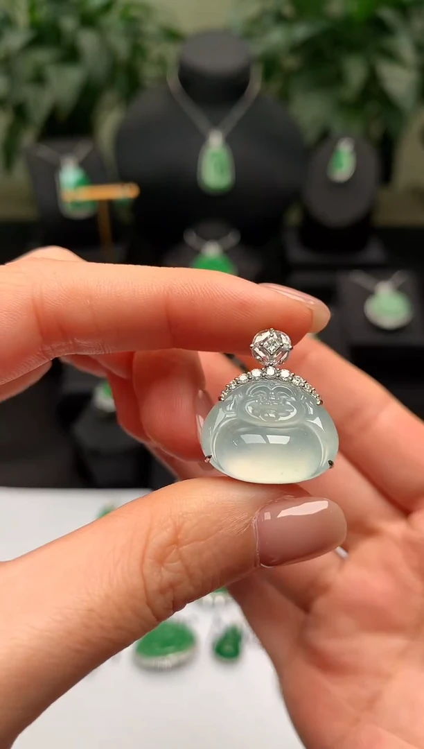 颈饰18K金镶嵌翡翠佛公