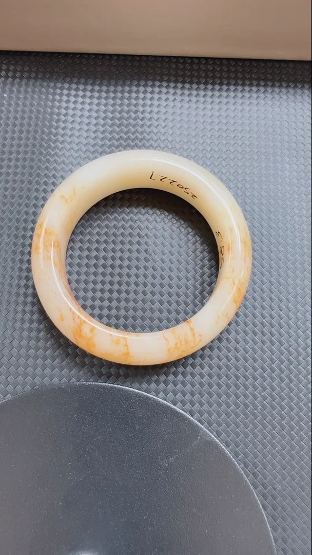 和田玉手镯未镶嵌292沁色成因未做鉴定，介意是否染色勿拍