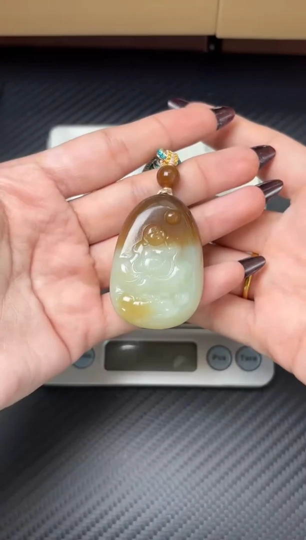 吊坠(赠链)未镶嵌和田玉若羌微色差吊坠