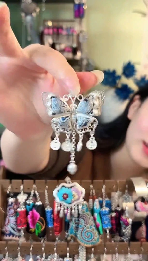 彩云南阁非遗老绣饰品246