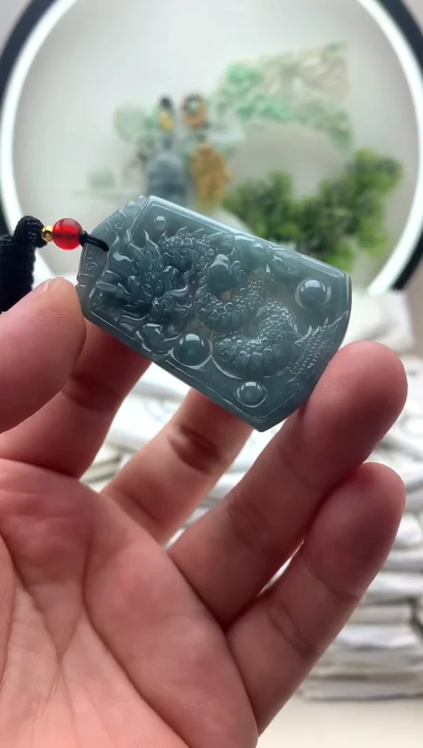 颈饰未镶嵌翡翠龙牌