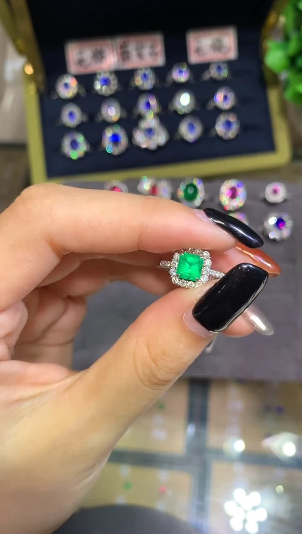 18K金镶嵌戒指祖母绿0.9ct哥伦比亚