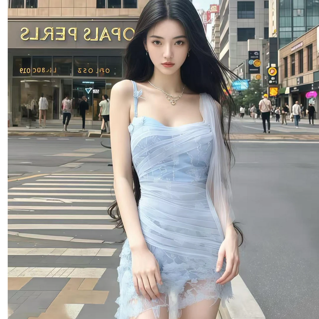 天空蓝小众设计蕾丝花边新款时尚气质辣妹纯欲吊带连衣裙显瘦收腰