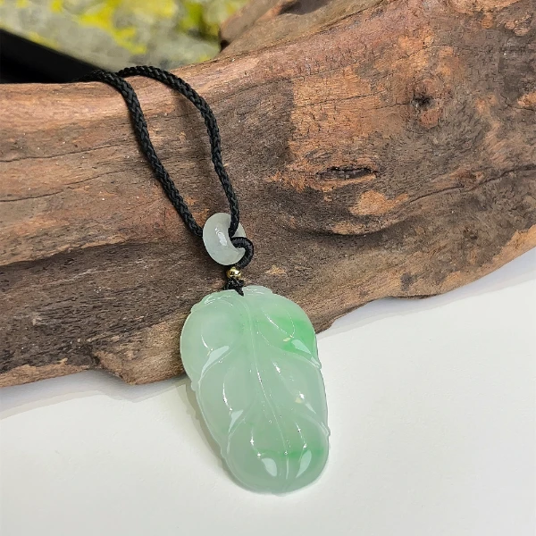 Colourful Yunnan/七彩云南天然翡翠飘果绿翡翠叶子挂件吊坠