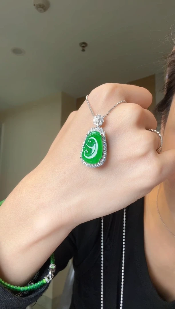 【闪购商品】翡翠吊坠(不含链)银S925镶嵌天然翡翠吊坠