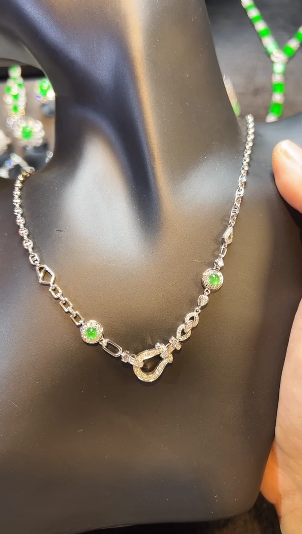 翡翠18K金镶嵌项链高冰正阳绿蛋面万能链