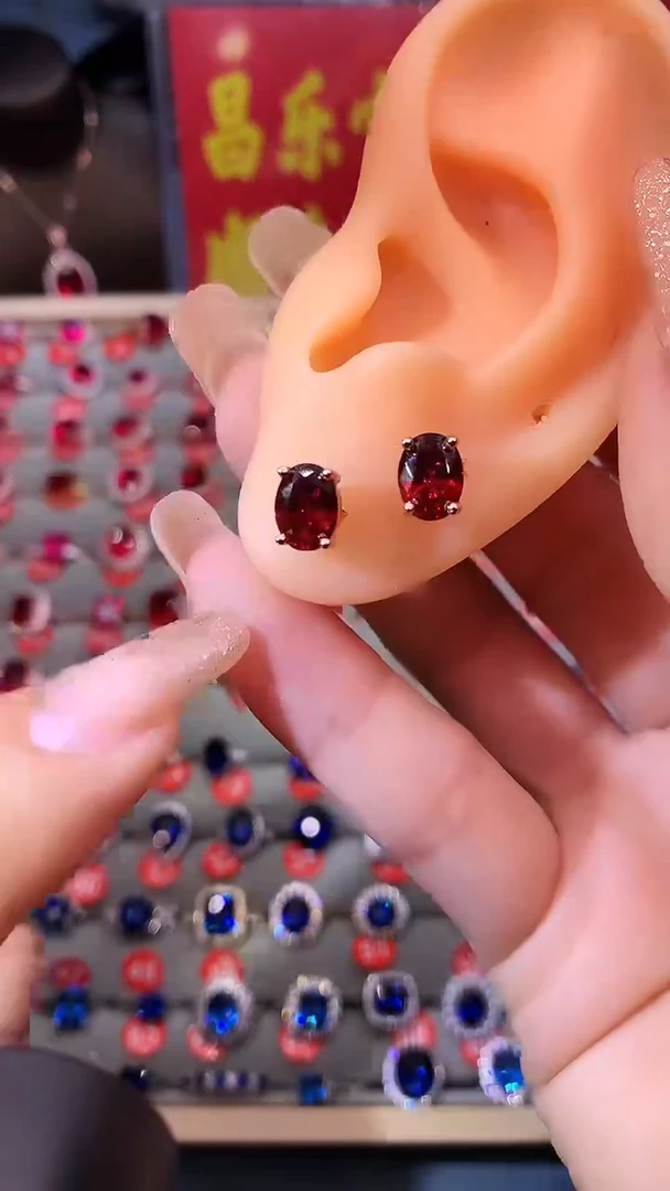 【闪购商品】石榴石耳饰银S925镶嵌11111