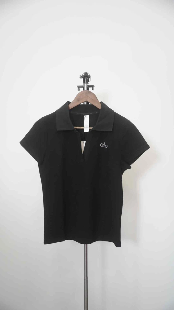 Alo yoga 银色浮雕钢印logo polo衫 女款