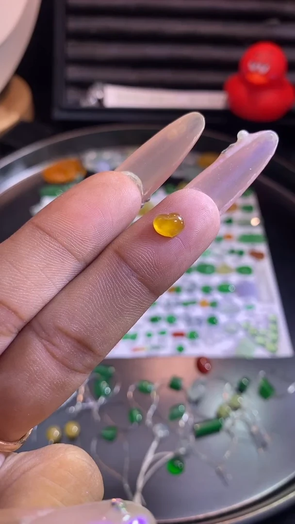 翡翠挂件未镶嵌爱心