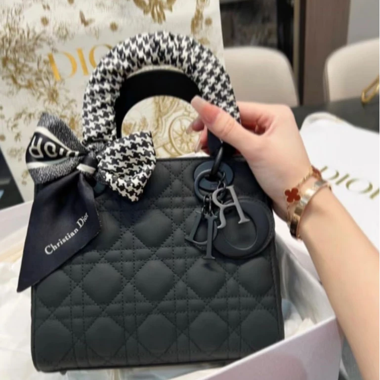 99新 DIOR/迪奥 小花6枫Lady Dior 戴妃包 四格 黑色磨砂扣 2021
