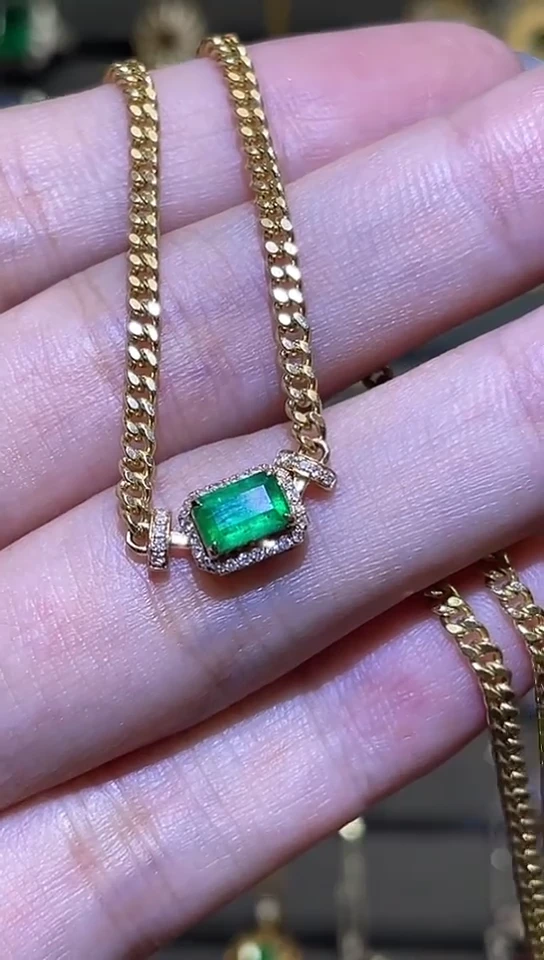 颈饰18K金镶嵌祖母绿0.55ct