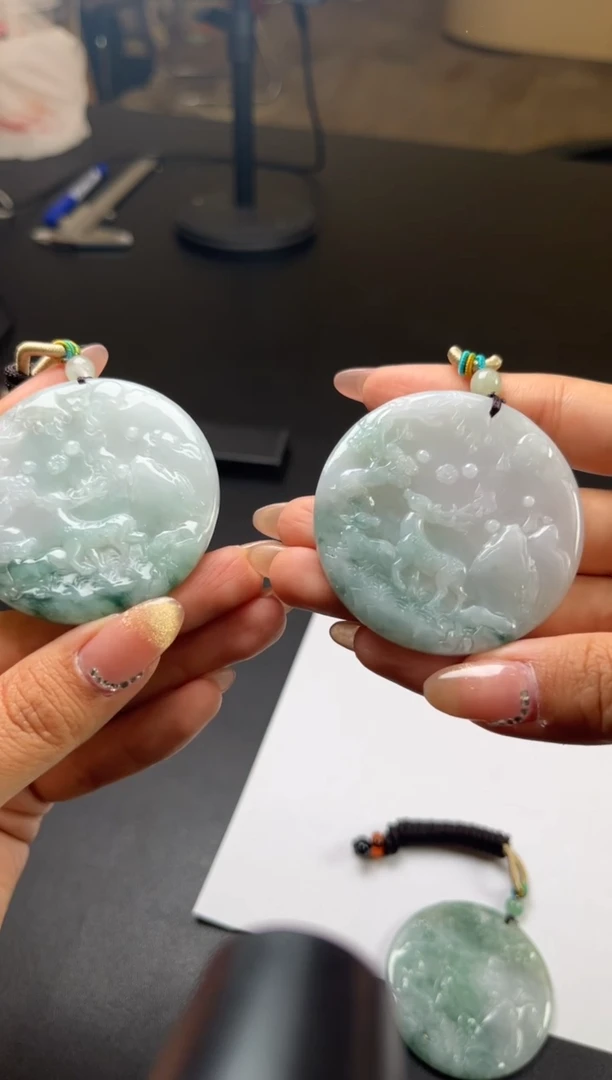 翡翠未镶嵌颈饰一件