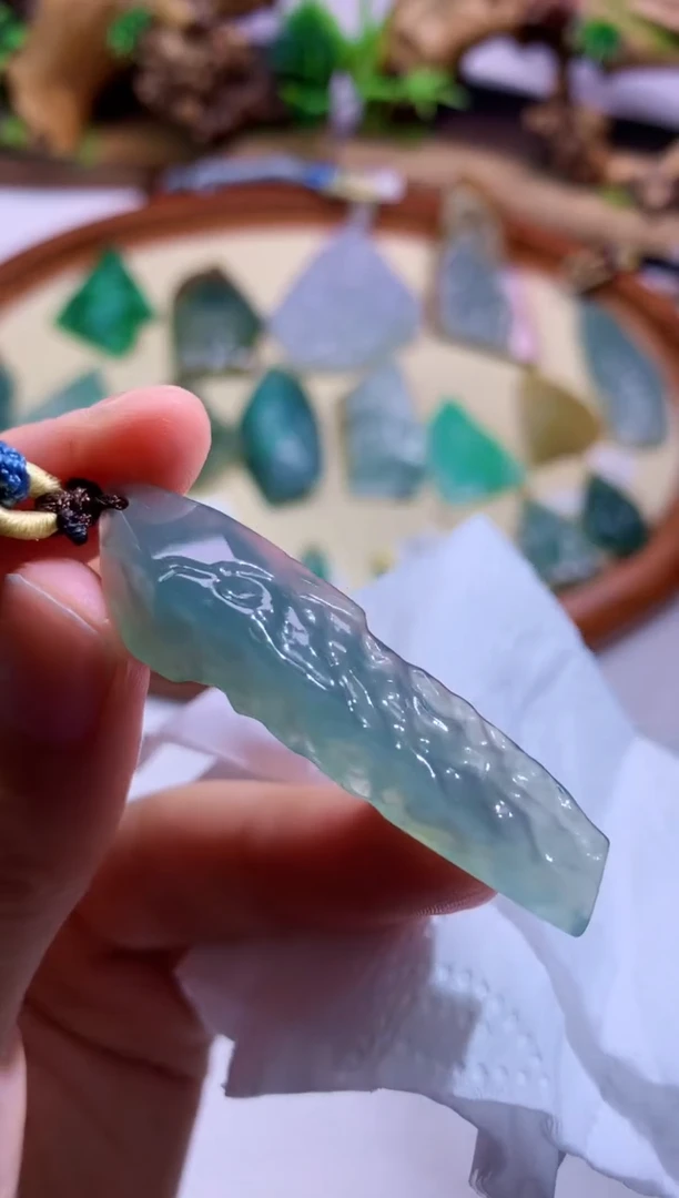 翡翠未镶嵌颈饰95