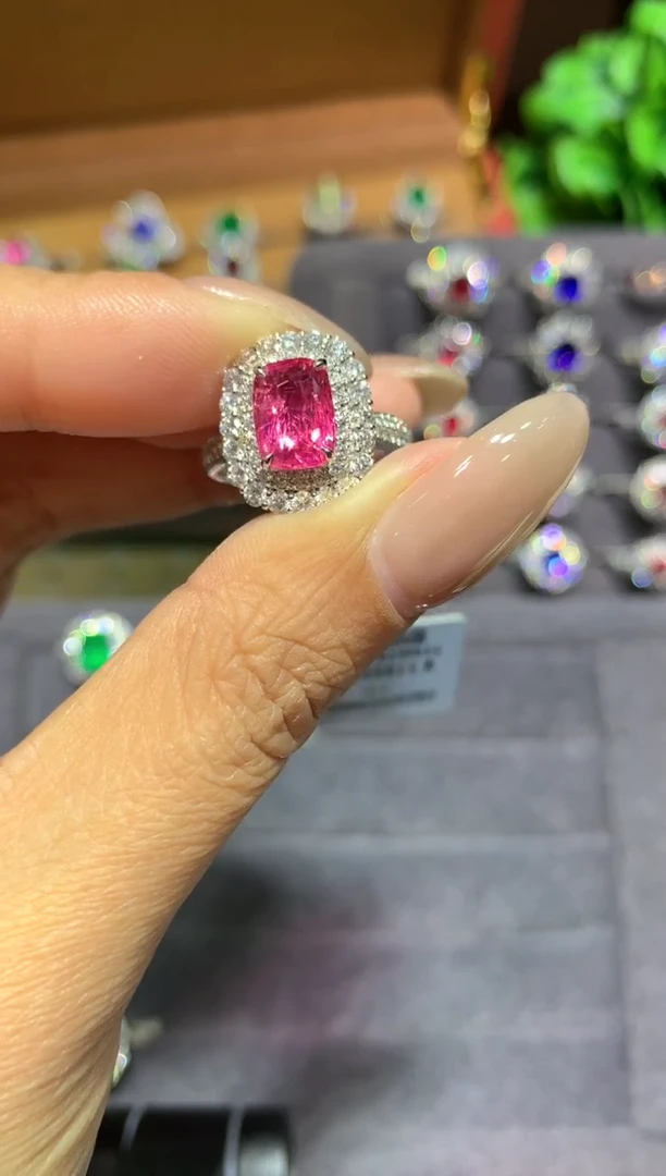 18K金镶嵌戒指尖晶石2.58ct