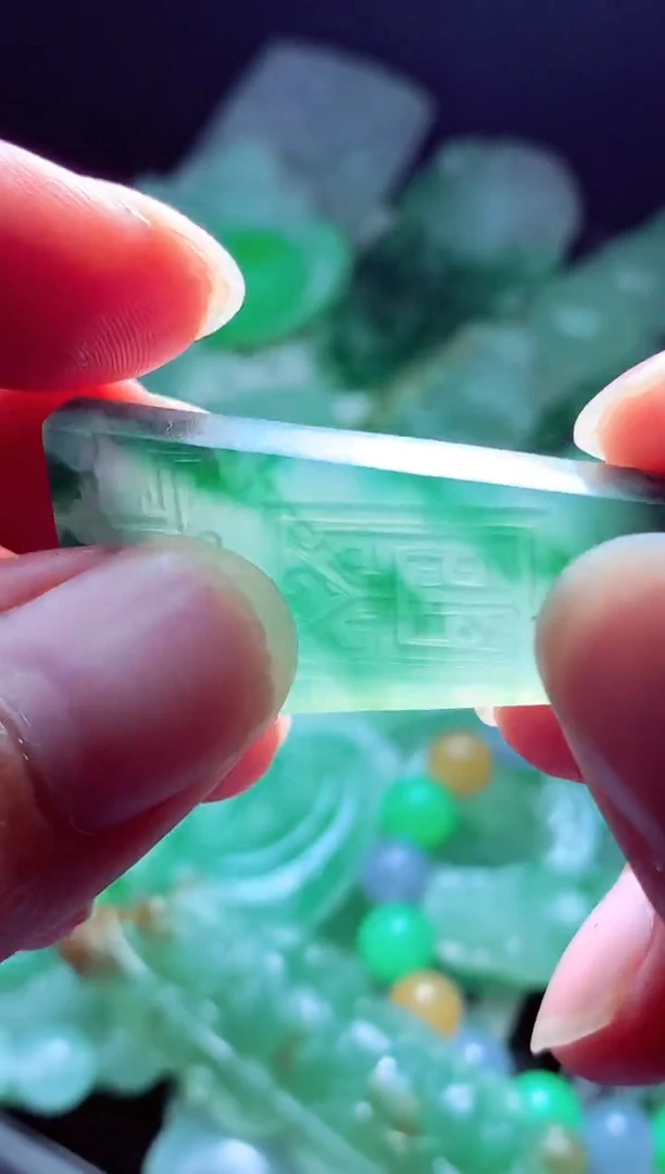 未镶嵌定制翡翠只***?翡翠毛货定制