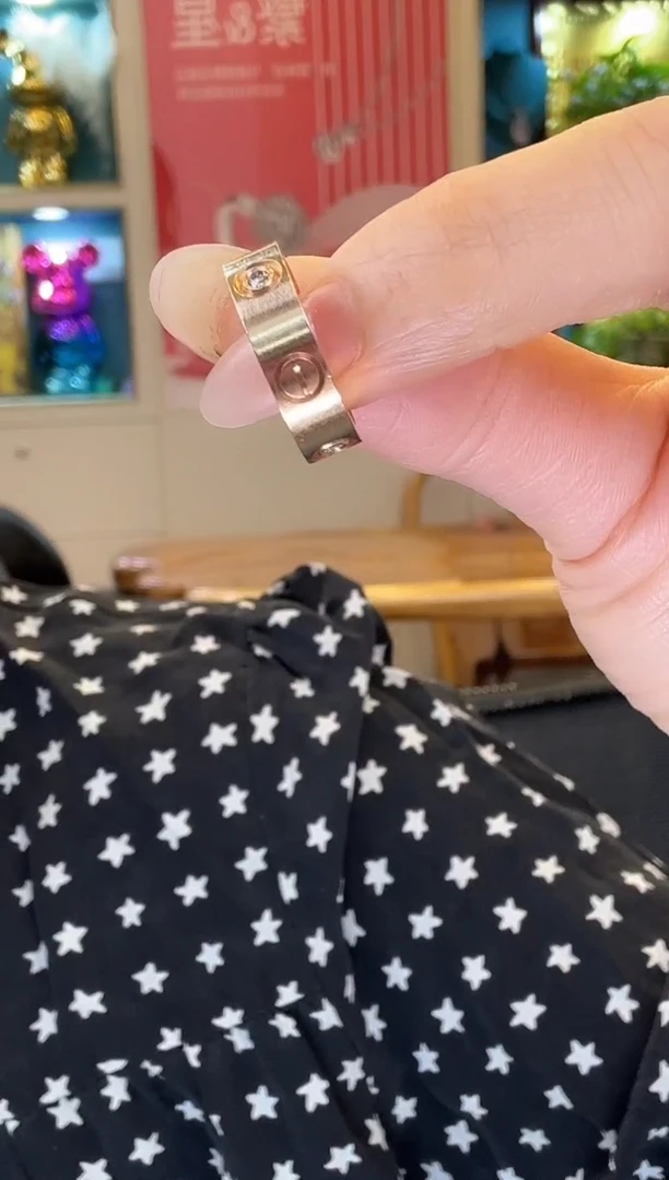 18K金镶嵌戒指钻石三钻戒指