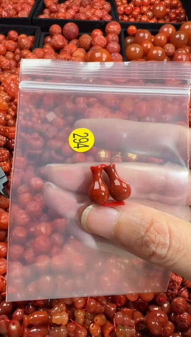 南红玛瑙未镶嵌颈饰1