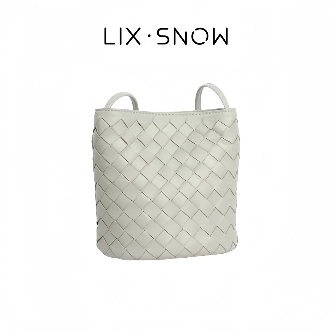LIX.SNOW-BV羊皮手工编织斜挎白色夏季小水桶包