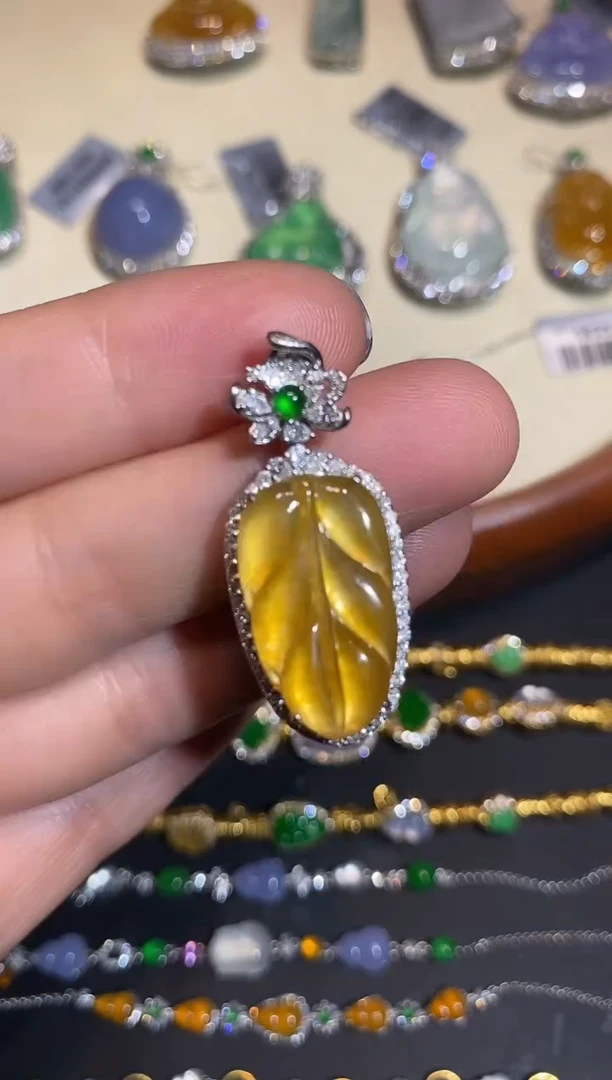 颈饰18K金镶嵌翡翠吊坠