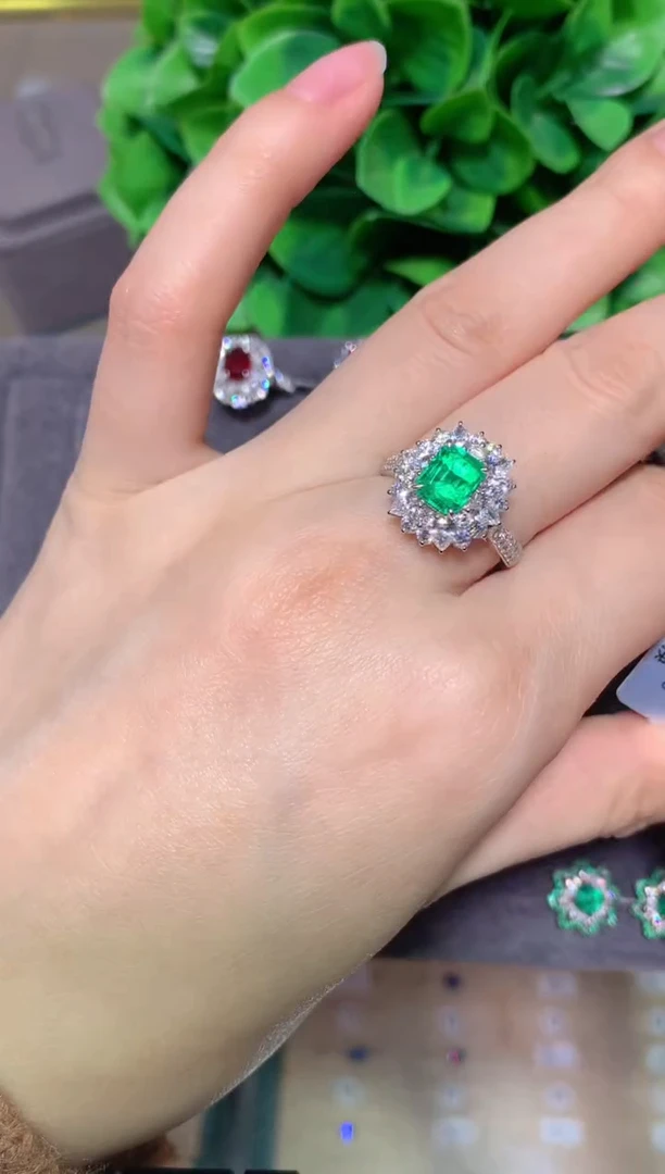 18K金镶嵌戒指祖母绿1.35CT