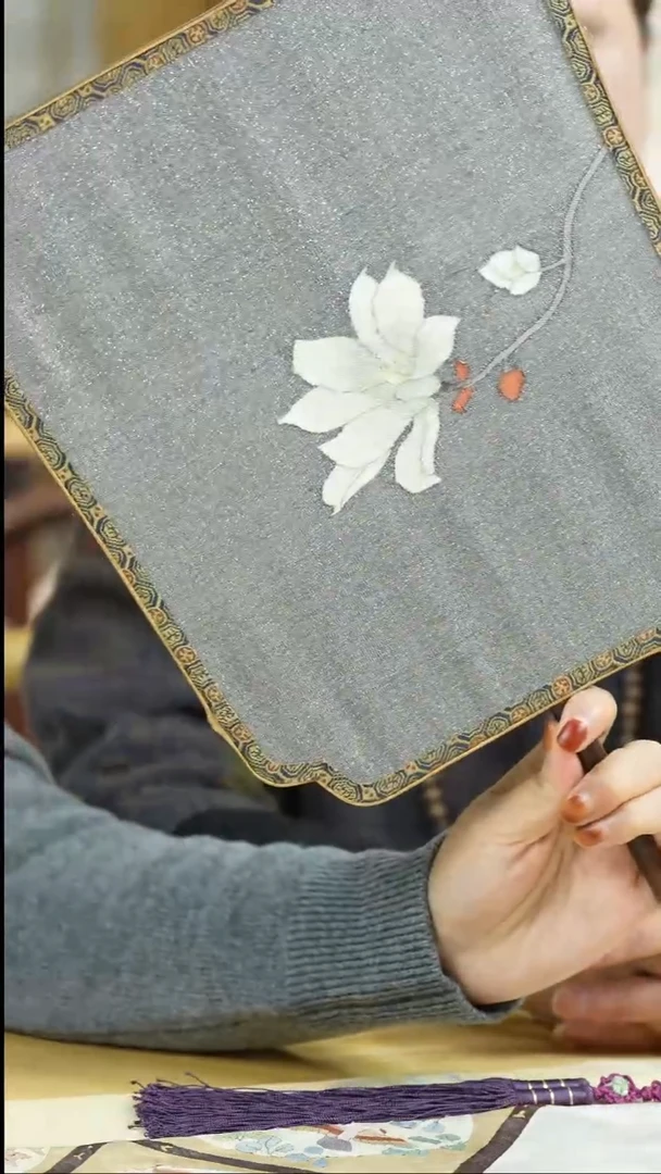 织绣缂丝团扇绮梦玉兰