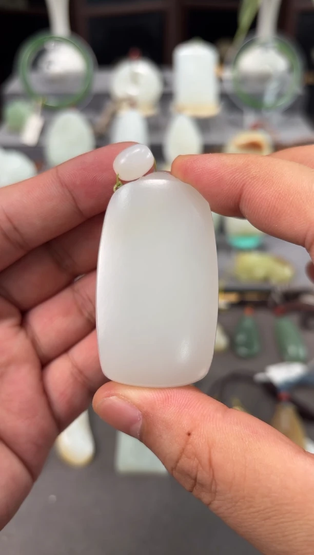 和田玉未镶嵌吊坠(不含链)无事牌 没证书