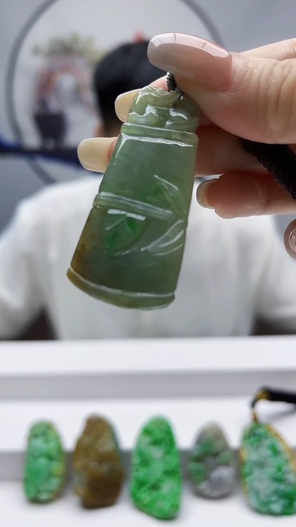 未镶嵌定制翡翠毛货挂件48