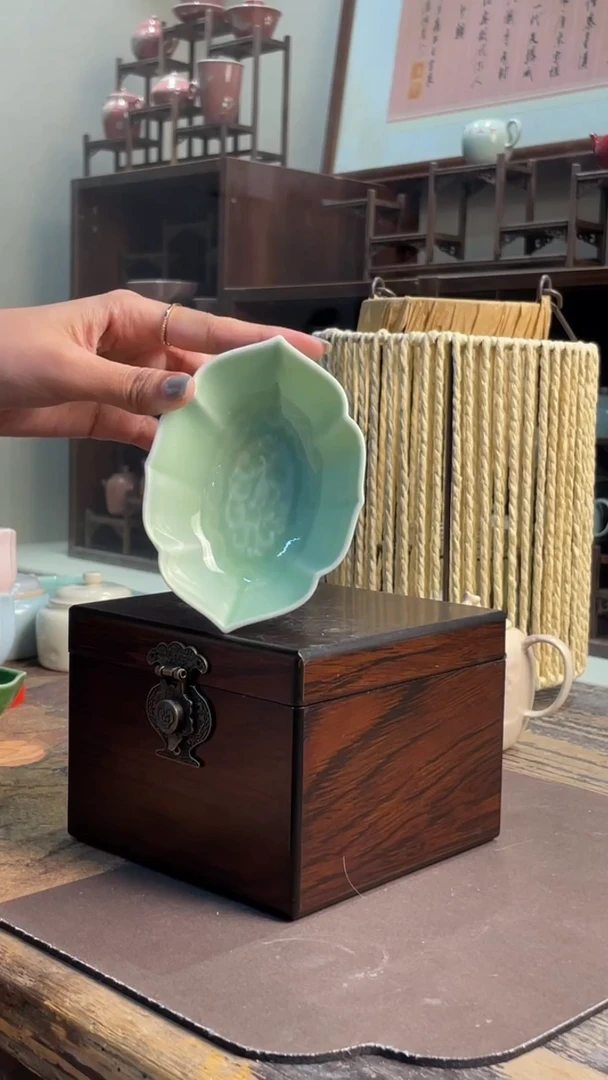 【闪购商品】梅子箐色浮雕茶船