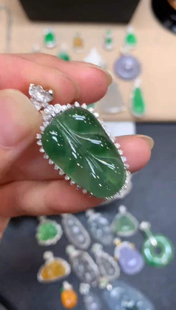 颈饰18K金镶嵌翡翠树叶【无服务费