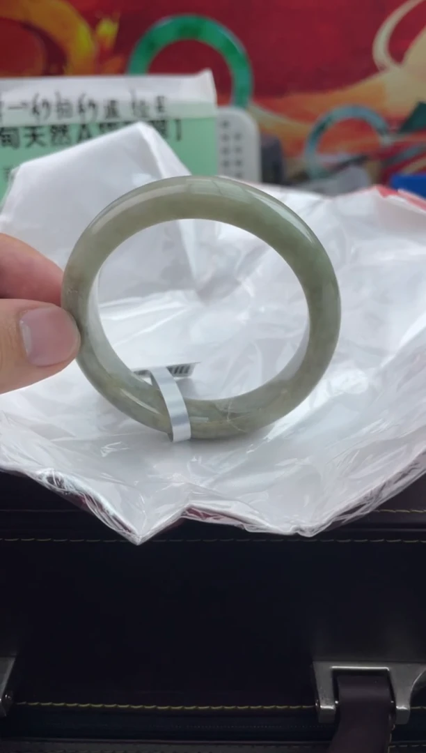 【闪购商品】翡翠手镯未镶嵌1翡翠手镯（微瑕）