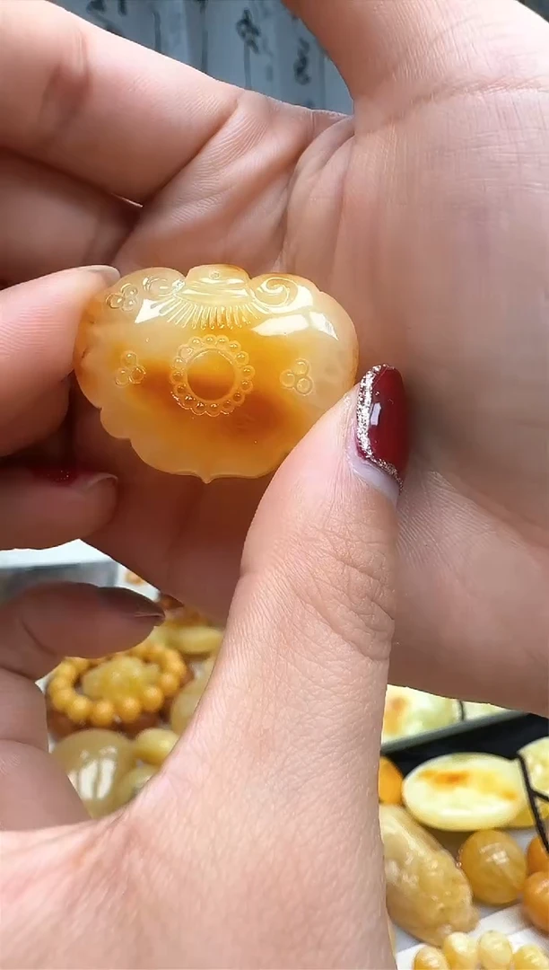 【闪购商品】琥珀裸石未镶嵌挂坠