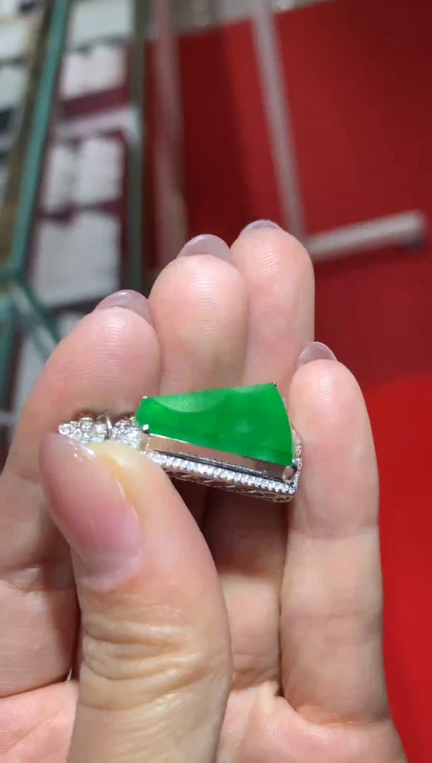 颈饰18K金镶嵌翡翠|不退不换