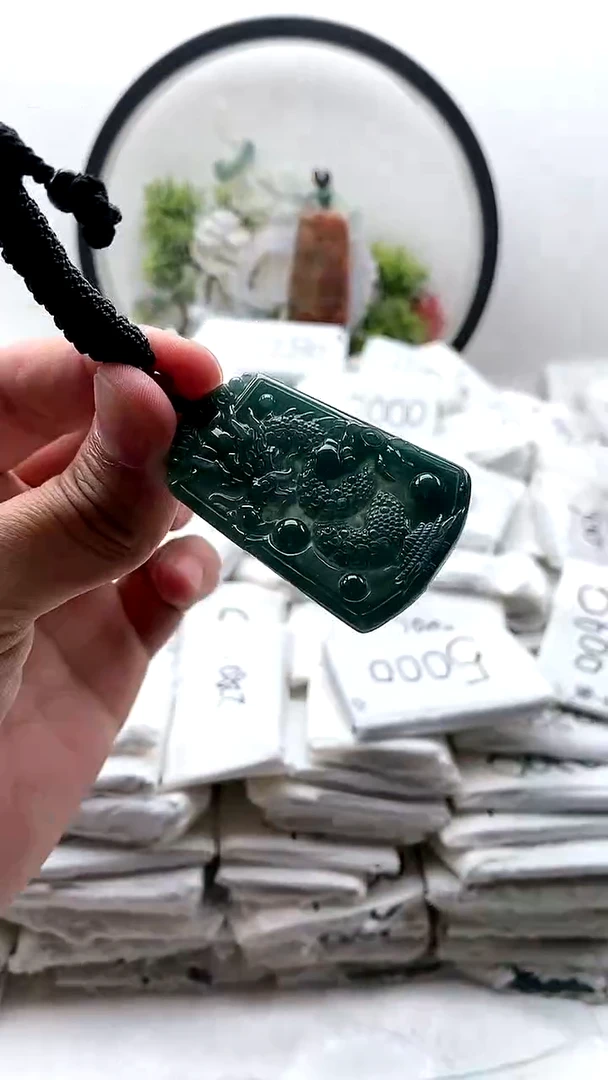 颈饰未镶嵌翡翠龙牌1