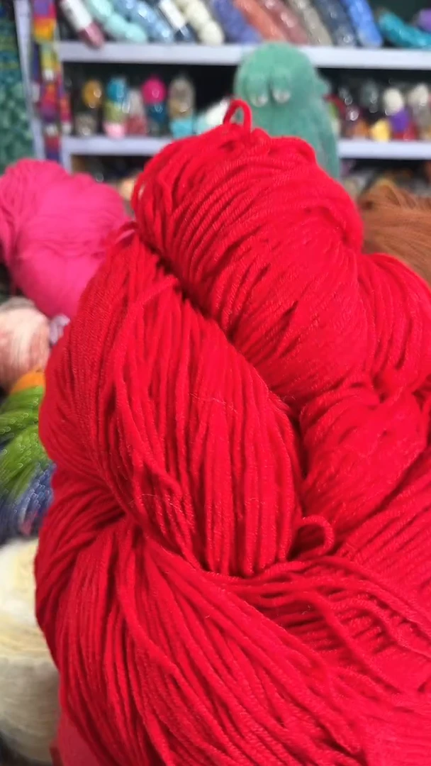 羊毛巴素兰羊毛大红色1.2斤