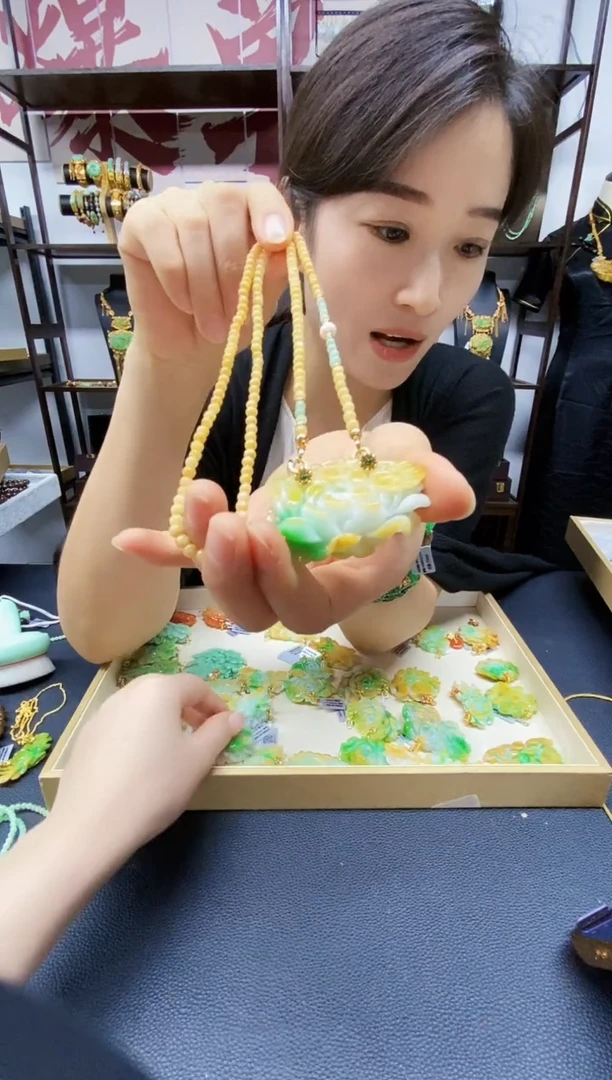 颈饰未镶嵌翡翠吊坠