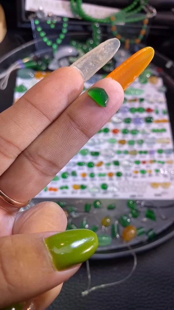 翡翠挂件未镶嵌切割