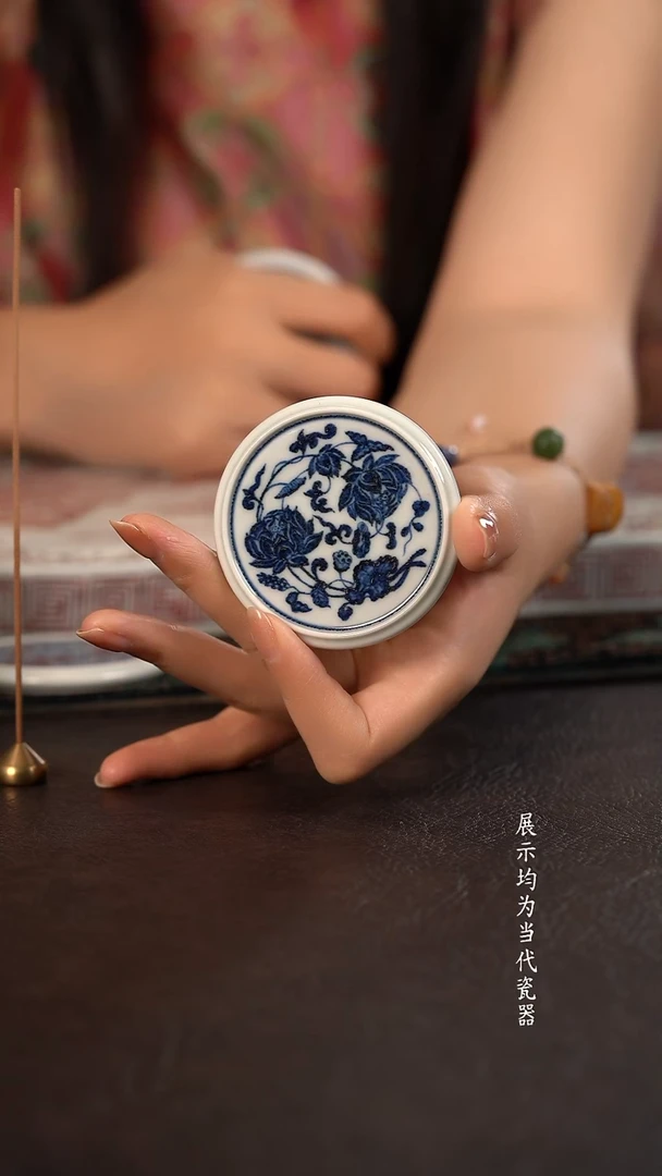 研山琢器白地缠枝莲小盖置
